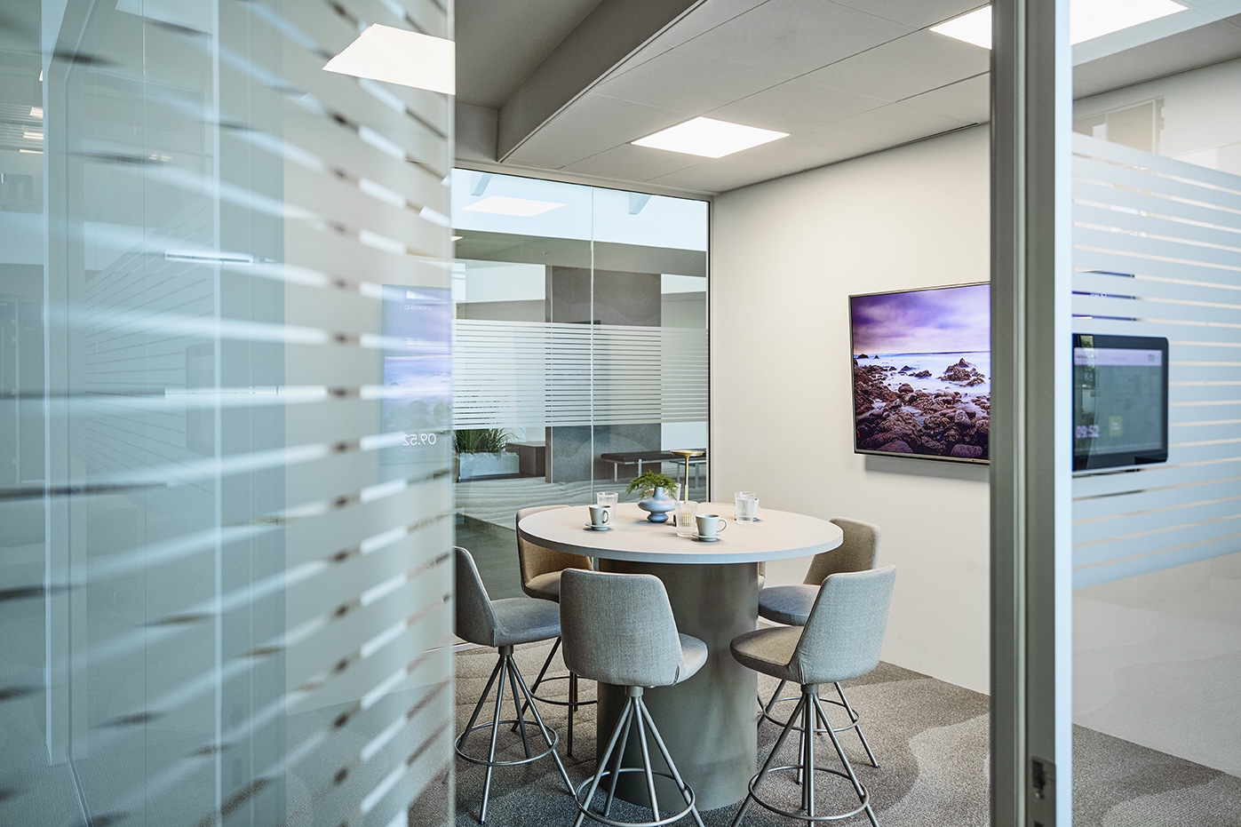 NEWTON 2-8 personer. AV: LED Skærm + Videokonference (Teams mv.)