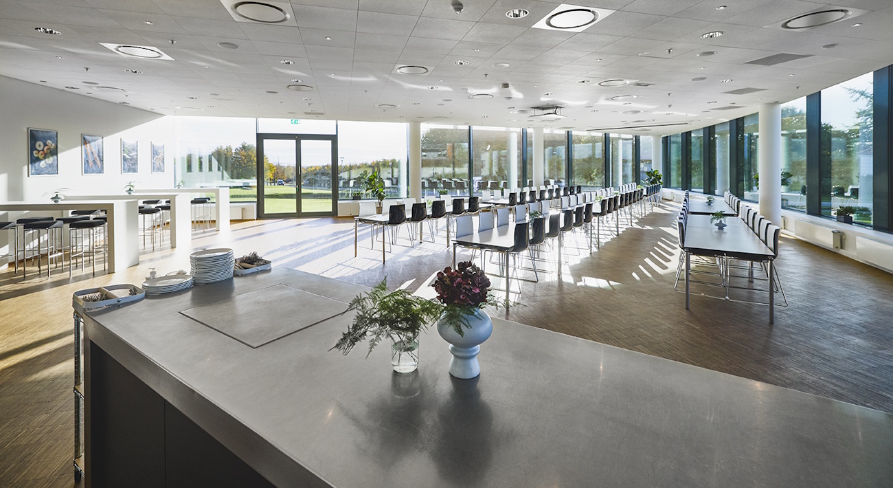 120 personer. AV: Projektor, Clickshare, 1 x mic/headsæt