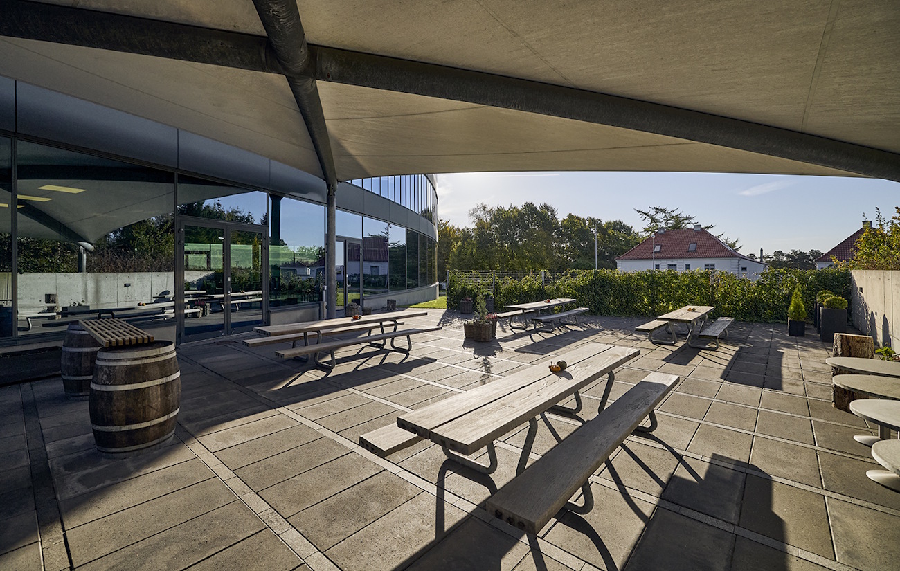 Terrasse 100 personer. Overdækket, grill mv. Velegnet til uformel samling